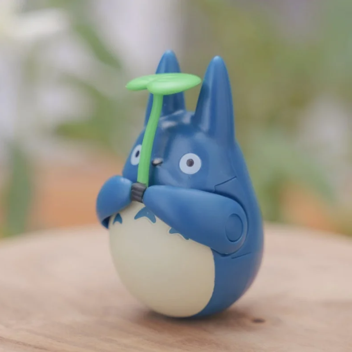 GHIBLI - MON VOISIN TOTORO - Totoro Bleu avec feuille - Figurine Culbuto 5.8cm